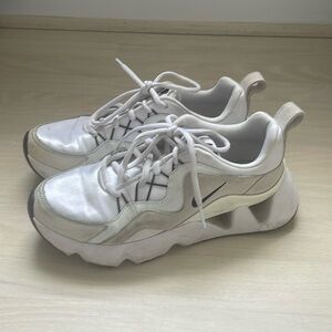 White Nike RYZ 365 sneakers
